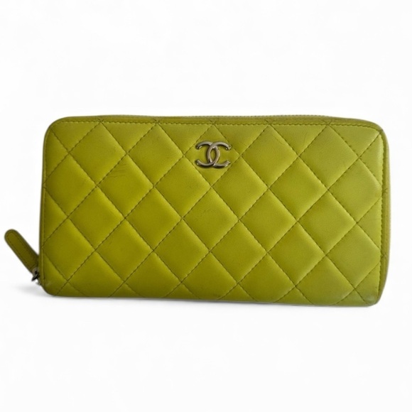 CHANEL Handbags - Chanel Pre-loved Diamond-Quilted Wallet in yellow lambskin leather